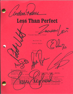 Обложка сценария сериала, где расписались все актёры.